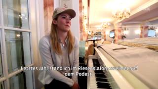 Mikaela Shiffrin am Klavier und im Interview [upl. by Goodhen]