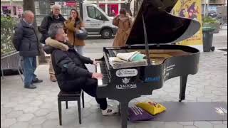 Fito Páez tocando el piano en la calle [upl. by Dimond742]