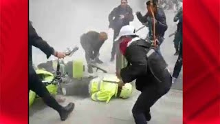 Video Sin compasión indígenas golpean con palos a Policía en el piso en Bogotá [upl. by Aenej]