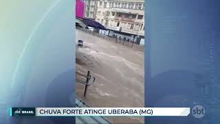 CHUVA FORTE ATINGE UBERABA Forte chuva arrasta motos e forma buracos em Uberaba MG [upl. by Eirojram]