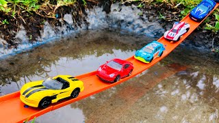 Carritos para Niños en Piscina de Agua  Carros de Carrera  Videos de Coches HotWheels [upl. by Yhtrod]