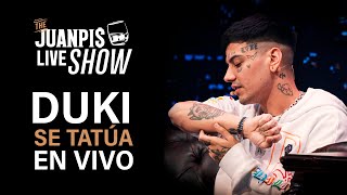 Una entrevista inesperada con Duki se tatúa en vivo  The Juanpis Live Show [upl. by Suoilenroc]