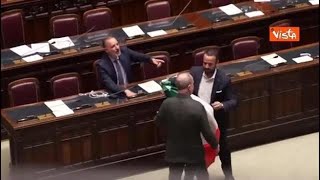 Rissa in Aula alla Camera Donno M5S finisce a terra durante protesta su Autonomia [upl. by Tonye]