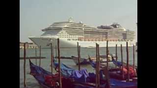 Venezia  Le navi da crociera solcano il centro della città [upl. by Lenci817]