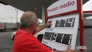 Milano i distributori di benzina espongono i prezzi medi [upl. by Hanselka]