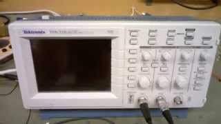 Tektronix TDS 210 digital oscilloscope 1997 [upl. by Kalvn407]