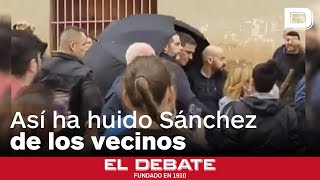 Así ha huido Sánchez de los vecinos de Paiporta los coches de su comitiva pateados y apedreados [upl. by Lyrahs]