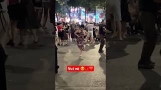 Bạn nam du khách nước ngoài nhảy giao lưu với những động tác đáng yêu dance giaitri xuhuong [upl. by Norrat904]