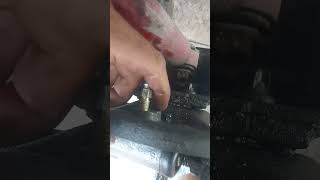 Cambiando cilindro de frenos traseros de Chevrolet Corsa chevrolet viralvideo [upl. by Jessey107]