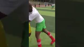 Les dribbles montées de football viralvideo football humour [upl. by Ahsiekat]