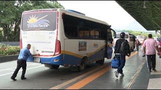 Cientos de viajeros regresan en bus a sus casas tras el puente festivo [upl. by Gavrila906]