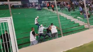 CENAS LAMENTÁVEIS BRIGA NA TORCIDA DO SANTOS COM O GRÊMIO [upl. by Xantha60]