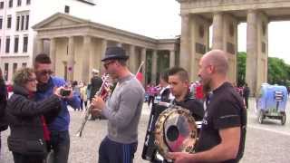 Scuola di Tarantella Montemaranese am Brandenburger Tor Berlin bei Karnaval der Kulturen [upl. by Anaili54]