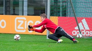 Edwin van der Sar still has it [upl. by Ilrebmyk476]