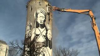 La grignoteuse procède à la destruction du château d’eau de Chanteloup à AulnaysousBois [upl. by Adnyc]