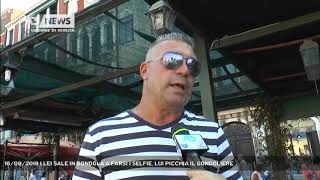 16092019  LEI SALE IN GONDOLA A FARSI I SELFIE LUI PICCHIA IL GONDOLIERE [upl. by Sinylg]