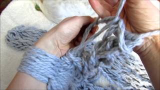 Foulard tricoté avec les mains tutoriel Tutorial on how to make a scarf without needles Arm Knit [upl. by Zsamot605]