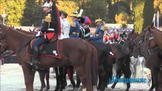 DIVERTENTE cavallo imbizzarrito durante la festa dei Carabinieri [upl. by Simetra]