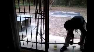 Como limpiar vidrios con rejas exteriores How Cleaning windows with exterior steel fence [upl. by Acey]