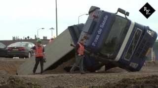 Zandwagen gekanteld op bouwplaats langs N261 SprangCapelle [upl. by Krueger]