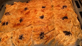 HAZIR YUFKADAN BÜYÜK TEPSİDE NEFİS KIYMALI BÖREK TARİFİ [upl. by Carnes227]