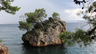 Kamień Brela i plaża Punta rata Chorwacja  Punta Rata Beach and famous Rock of Brela Croatia [upl. by Tibold]