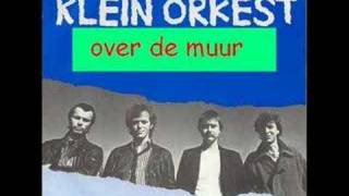 Klein Orkest  over de muur [upl. by Langelo]