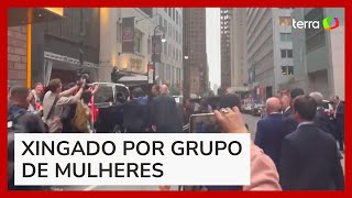 Lula é hostilizado por grupo de brasileiros ao deixar hotel em Nova York [upl. by Llednor]