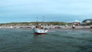 Fischkutter fährt auf Strand in Løkken‎  Dänemark [upl. by Ridglea870]