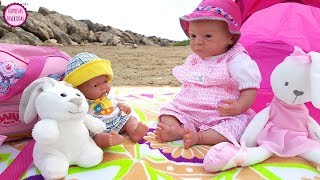 Mis muñecos bebés van a la playa 🌴🌞 Lindea y Ben juegan en el mar [upl. by Akirdnuhs]