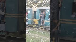 চলন্ত ট্রেন ছেলেটি কিভাবে যাচ্ছেrail railway train bangladeshrailway shortvideo shorts train [upl. by Latsyk]