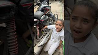 bacchi ka bike me hath fas gya😭🙏🏻 shorts emotiona youtubeshorts short [upl. by Ander]