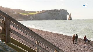 Etretat  un morceau de falaise tombe à la mer [upl. by Irakab]