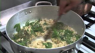 Preparazione risotto con erbe selvatiche [upl. by Nairrod]