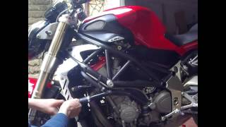 Estrazione valvola termostatica Mv Agusta Brutale 750910 [upl. by Lednahc83]