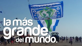 La cometa más grande del mundo volando en Berck  Francia [upl. by Anelis]