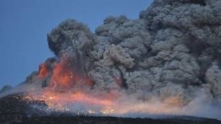 火山噴火の瞬間！新燃岳「噴出す火山弾」霧島連山 lightning japan mount Shinmoedake volcano 火口 [upl. by Maleen]