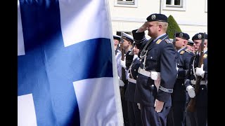 Militärische Ehren  Finnlands Präsident Stubb  Ehrenbataillon [upl. by Enilhtak]