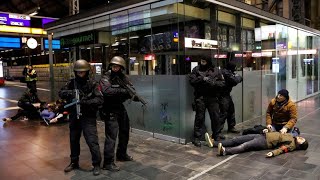 Terrorübung am Frankfurter Hauptbahnhof Schüsse Schreie und Kunstblut [upl. by Linsk724]