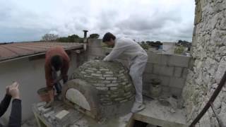 Costruzione di un forno a legna con mattoni di argilla  TIMELAPSE [upl. by Ebocaj]