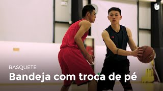 Bandeja com troca de pé  Basquete [upl. by Nyletac]