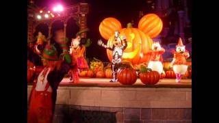 Mickeys Halloween Treat in the Street  Disneyland Paris [upl. by Ahsenor]