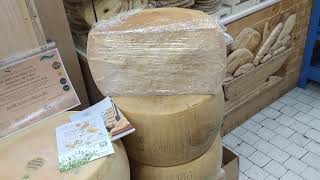 Grana Padano o Parmigiano Reggiano [upl. by Ashlie]