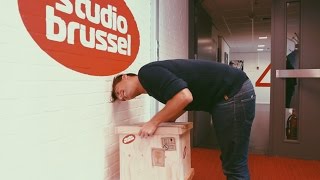 Studio Brussel Sam en Roos doen aan wetenschappelijk onderzoek [upl. by Victoria216]