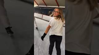 Une vraie patineuse artistique  ⛸️ shortvideo shorts patinoire [upl. by Akcirehs600]