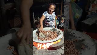 Cocineras Mixtecas preparando los ingredientes del Mole dulce oaxaqueño mole moledulce Cocineras [upl. by Gati]