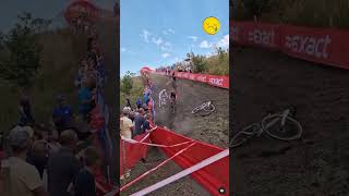 Gevaarlijk schuine kant afdaling Beringen Cyclocross big crash cycling cyclocross cyclingfans [upl. by Olympe350]