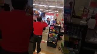 Captan violento enfrentamiento entre guardias y delincuentes en un supermercado en Frutillar [upl. by Idroj896]