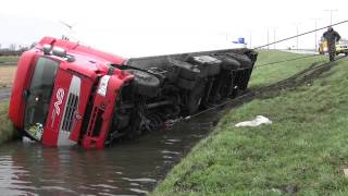 Vrachtwagen te water langs N242 in Alkmaar door losgeschoten stuurstang [upl. by Munsey]