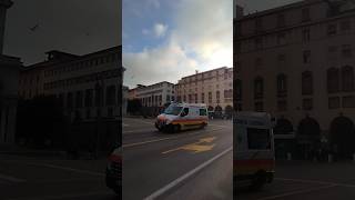 AMBULANZA MISERICORDIA DI LIVORNO A SIRENA IN PIAZZA GRANDE 118 emergency shortviral [upl. by Aneeroc406]